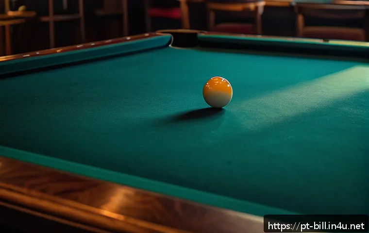 당구 테이블 라샤 교체 주기 - A close-up, high-resolution image of a well-used pool table cloth showing visible signs of wear such...